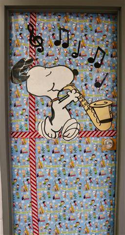 Snoopy playing saxophone 