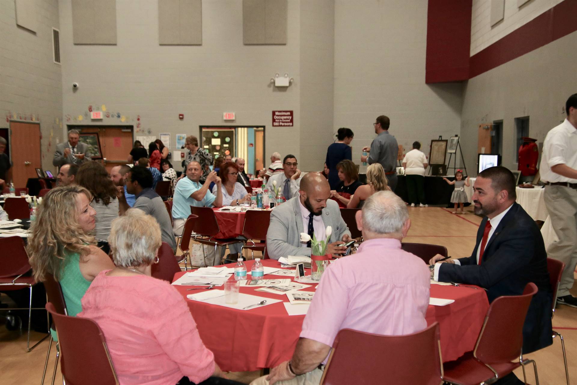 Picture of attendees eating dinner