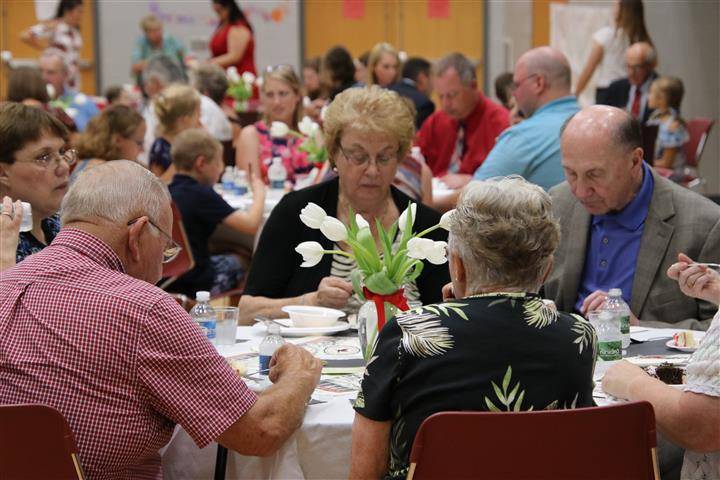 Attendees eating dinner