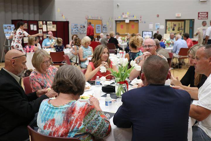 Attendees eating dinner