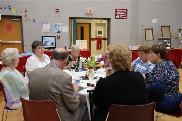 Attendees eating dinner