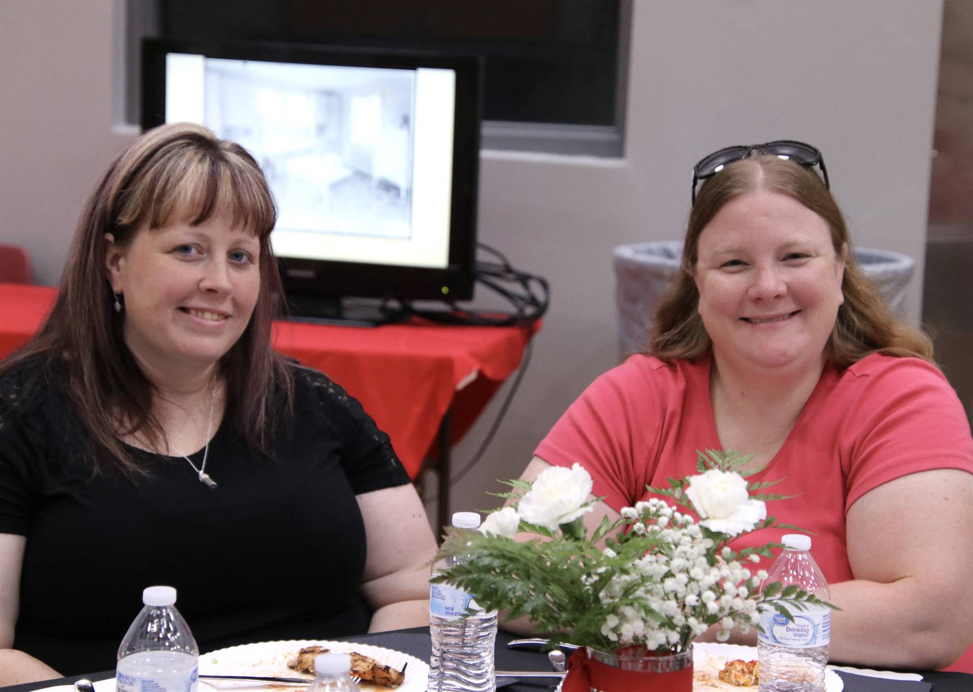 Hall of Distinction attendees - eating dinner