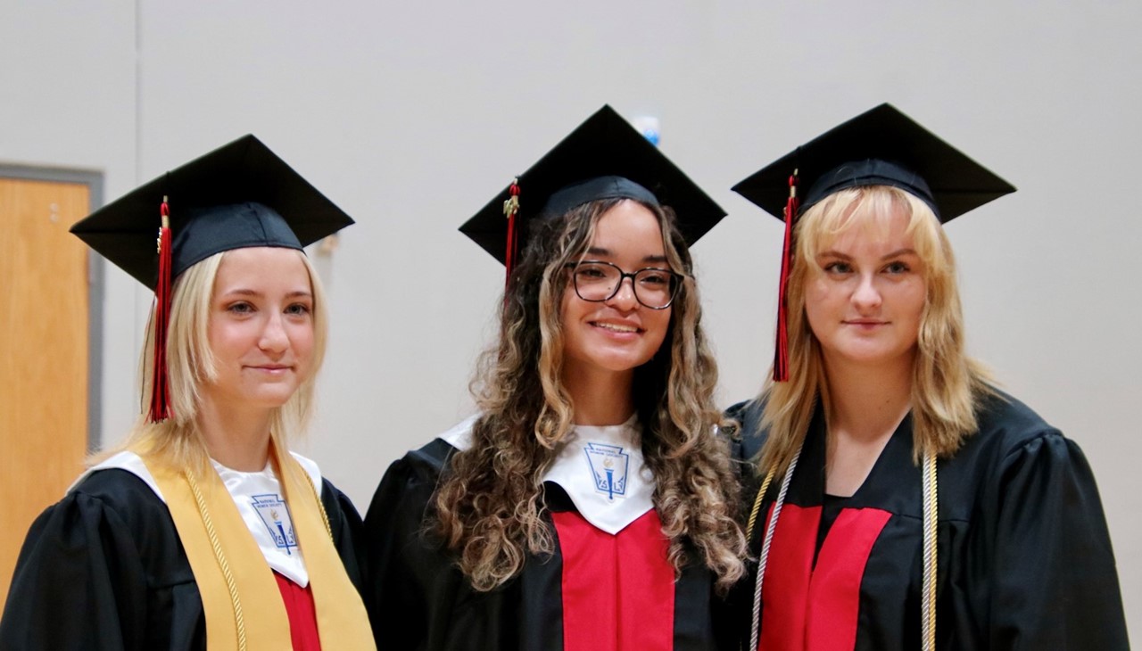 Graduation - 3 girls posing